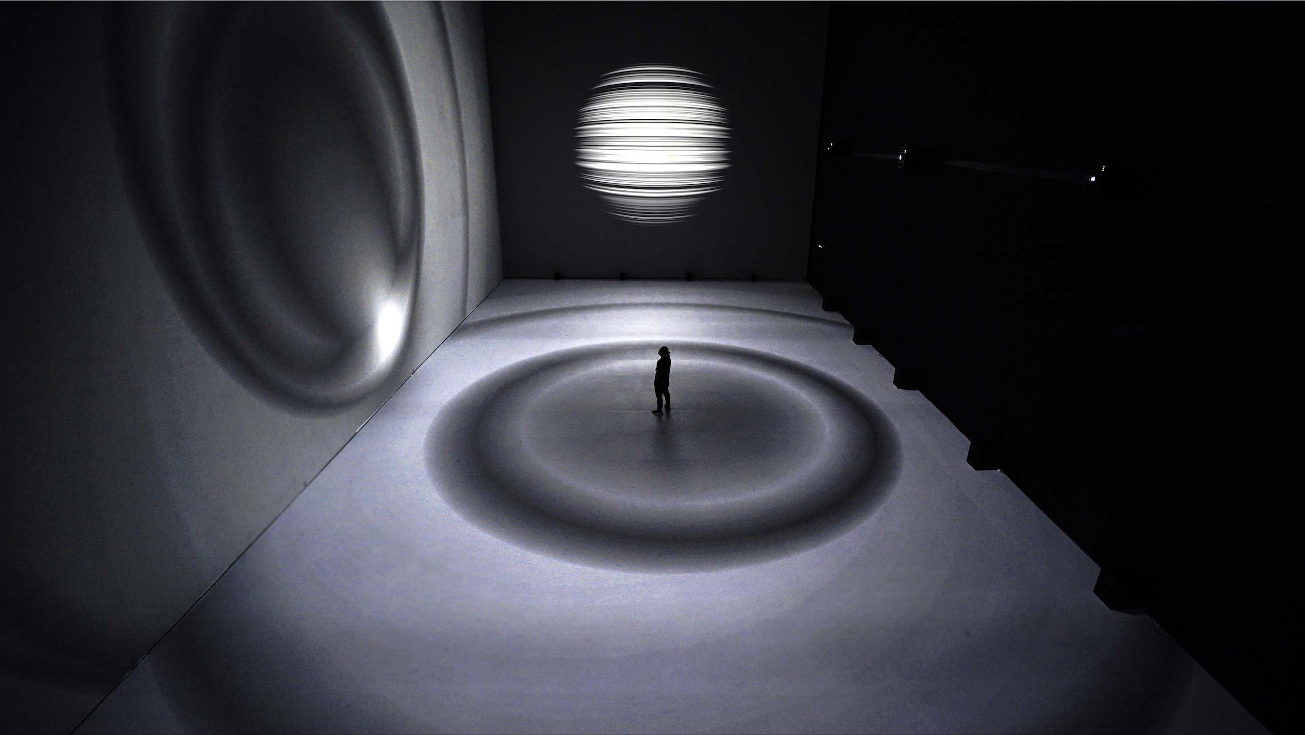 沉浸于艺术家自建的“原子黑洞”，曹雨西工作室作品<ORIENS>